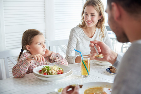 家庭,父母,食物人的快乐的母亲,父亲小女孩吃意大利汤意大利汤图片