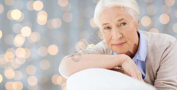 老妇女靠着沙发休息图片