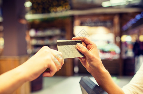 销售,购物,支付,消费主义人的市场购物中心结账时手给信用卡背景图片