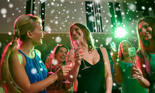 新派,假日,庆祝,夜生活人们的快乐的轻妇女戴着杯含酒精的香槟俱乐部雪的效果跳舞背景图片
