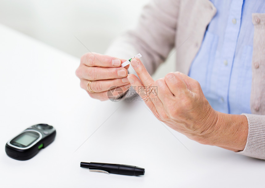医学,龄,糖尿病,保健人的密切老妇女与血糖仪检查血糖水平家里图片