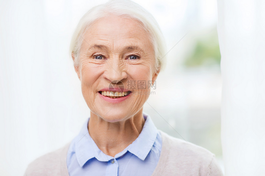 龄人的快乐微笑的老妇女家里的脸快乐的高级女人家图片