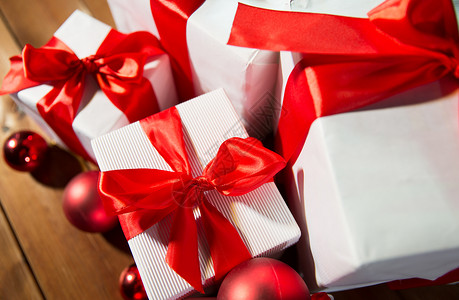 诞节,假日,礼物,新庆祝礼品盒红球木地板上顶部图片