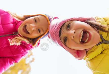 童,休闲,友谊人的快乐的笑女孩户外图片