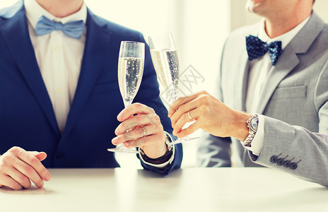 人们,庆祝,同婚姻爱情亲密的幸福已婚男夫妇穿着西装蝴蝶结,婚礼上喝泡酒碰杯背景图片