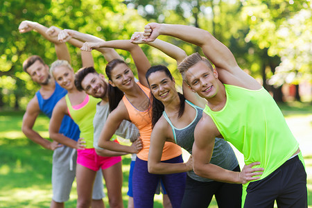 健身,运动,友谊健康的生活方式群快乐的青少朋友运动员新兵训练营锻炼伸展背景图片
