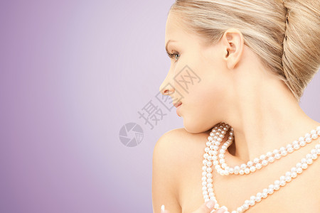 美丽,奢侈,人,广告珠宝美丽的女人与海洋珍珠项链珠子紫罗兰背景图片