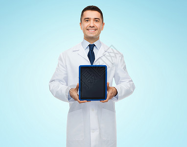 医学,专业,广告医疗微笑男医生平板电脑电脑空白屏幕图片