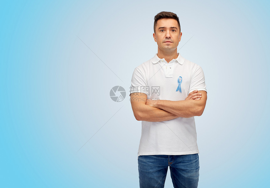 医学,保健,手势人的中拉丁男子穿着T恤,蓝色前列腺癌意识丝带指向自己图片
