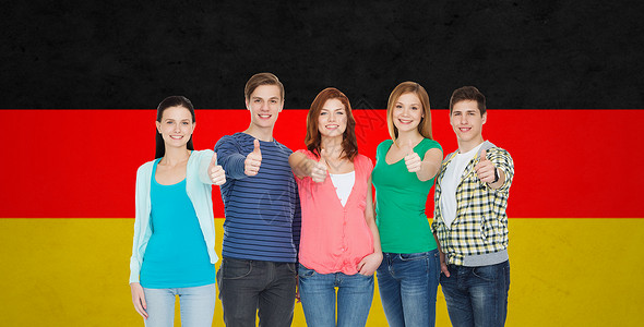 教育国籍手势人的群微笑的朋友学生站德国背景上竖大拇指图片