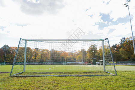 运动设备球场上的足球进球球场上的足球进球图片