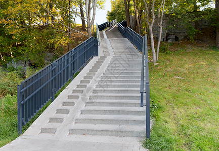建筑楼梯箱与栏杆秋季公园秋季公园栏杆的楼梯箱图片