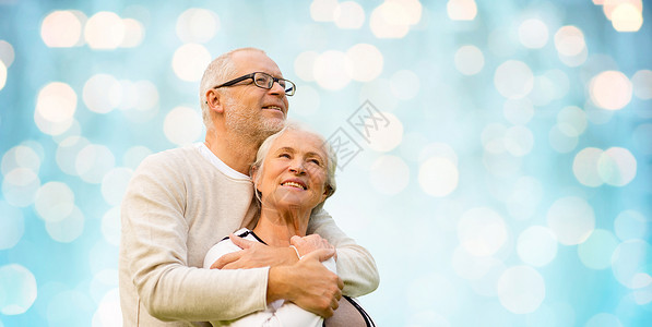 家庭,老,爱人的幸福的老夫妇蓝色假日灯光背景拥抱高清图片素材