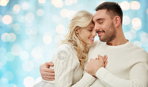 家庭,爱情,冬天,假日人的幸福的夫妇蓝色假日灯光背景背景图片