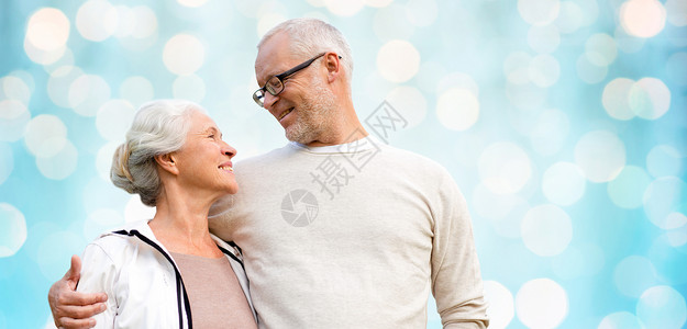 家庭,老,爱人的幸福的老夫妇蓝色假日灯光背景情人高清图片素材