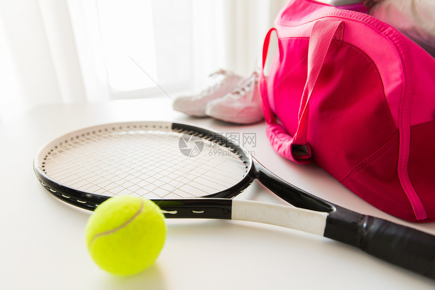 运动,健身,健康的生活方式物体的网球拍球与女运动袋图片