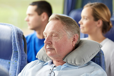 交通,旅游,舒适,道路旅行人的老人睡旅行巴士与颈枕装置高清图片素材