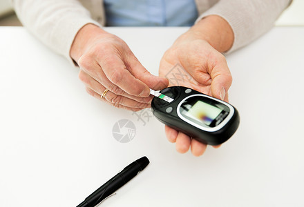 医学,龄,糖尿病,保健人的密切老妇女与血糖仪测试条纹检查血糖水平家里图片