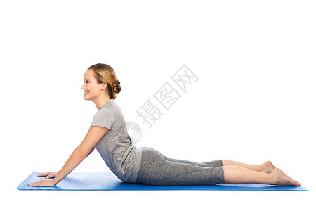 健身,运动,人健康的生活方式女人瑜伽狗的姿势垫子上图片