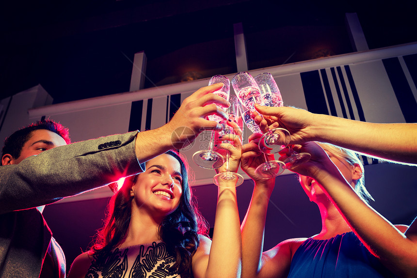派,假期,庆祝,夜生活人们的微笑的朋友带着杯香槟俱乐部图片