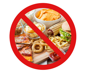 禁止吃野味快餐,低碳水化合物饮食,育肥健康的饮食快餐小吃可乐饮料木桌上没符号圆圈反斜杠禁止标志背景