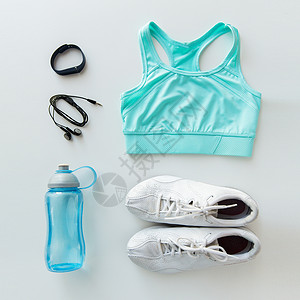 运动,健身,健康的生活方式物品女运动服装,心率手表,耳机瓶子图片