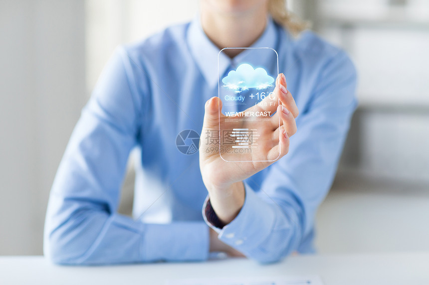 技术,应用,天气,预报人的密切妇女手握透明智能手机与云图标空气温度屏幕办公室图片