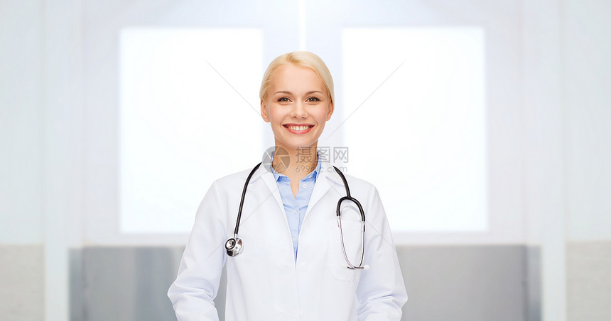医疗保健,职业,人医学微笑的女医生穿着白色外套,带听诊器医院背景下图片