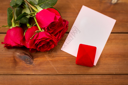 爱情,浪漫,情人节假期的礼品盒,红玫瑰贺卡木材上图片