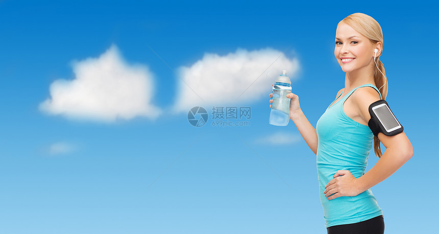 运动,健身,锻炼,技术人运动的女人听音乐智能手机与水瓶蓝天云背景图片