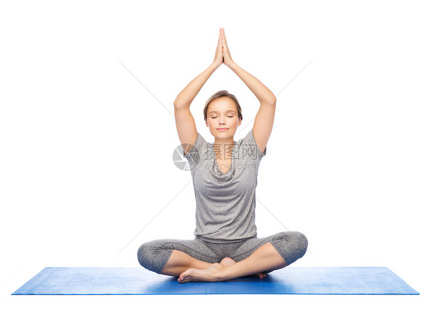 健身,运动,人健康的生活方式妇女瑜伽冥想莲花姿势垫子上图片