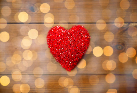 爱情,浪漫,情人节假期的红心装饰木材上图片