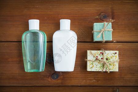 美容,水疗,身体护理,浴缸天然化妆品的手工肥皂棒洗液瓶木制桌子上图片