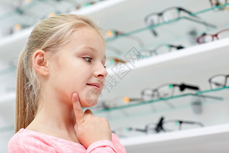 保健,人,视力视力小女孩选择眼镜光学商店图片