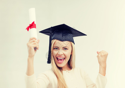 挖沟机带着证书戴毕业帽的快乐学生证书的毕业帽学生背景