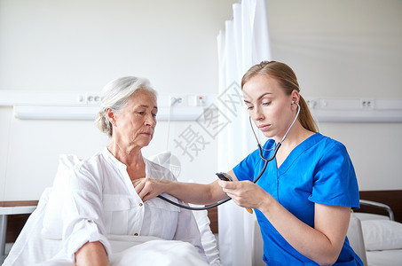 医学,龄,支持,保健人的医生护士用听诊器访问老妇女,并检查她的心跳医院病房图片