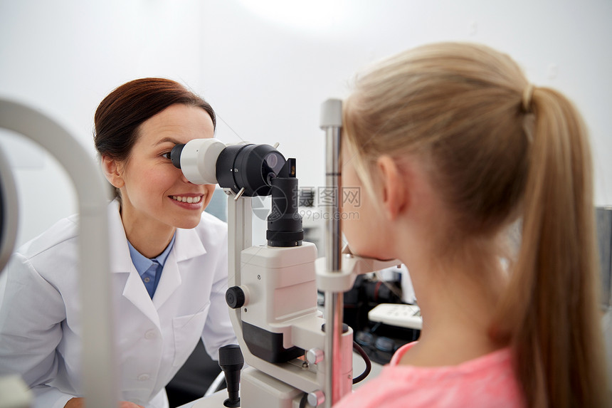 眼科诊所技术验光师检查病人视力图片