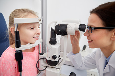 保健,医学,人,视力技术验光师与非接触眼压计检查病人眼压眼科诊所光学商店背景图片