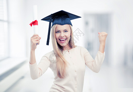 带着证书戴毕业帽的快乐学生证书的毕业帽学生高清图片