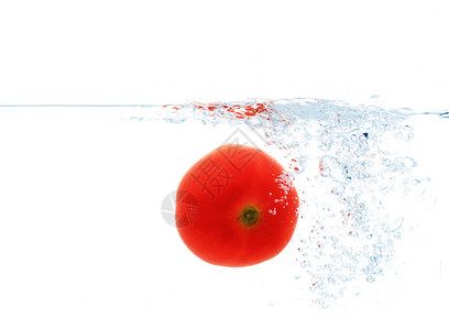 蔬菜,食物健康的饮食红色新鲜番茄掉落蘸水溅白色背景上图片