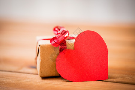 爱情,约会,浪漫,情人节假期的礼品盒空白红色心形纸条木头上图片