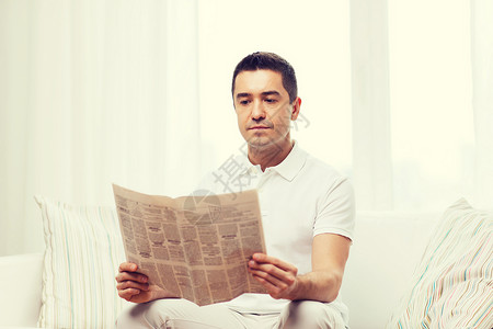 休闲,信息,人们大众媒体的家阅读报纸图片