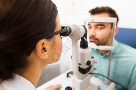 保健,医学,人,视力技术验光师与裂隙灯检查病人视力眼科诊所光学商店背景图片