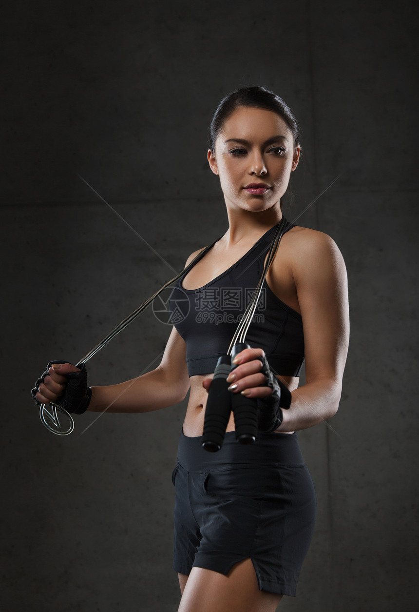 运动,健身,训练,耐力人的轻的运动女子跳绳图片
