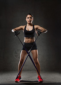 健身,运动,训练,人生活方式的妇女运动与扩张器阻力带健身房图片