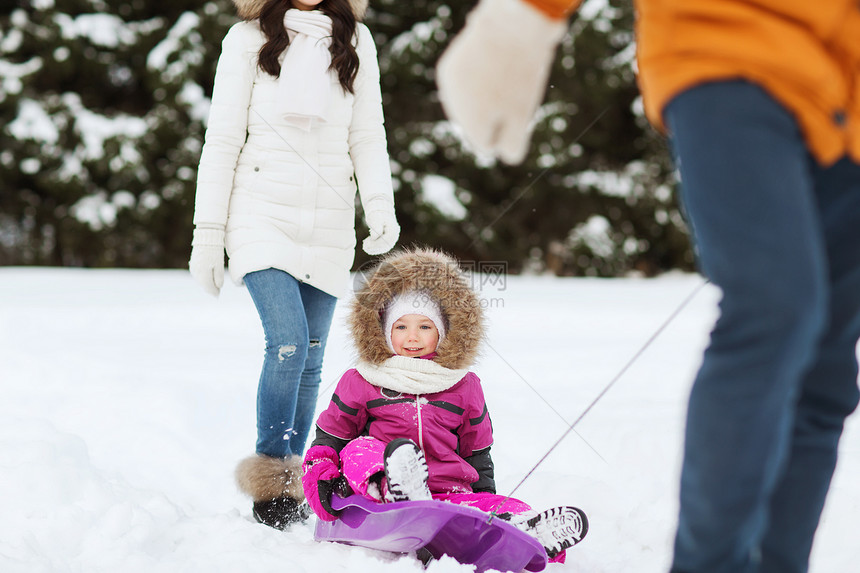 父母,时尚,季节人的幸福的家庭与孩子乘坐雪橇冬季森林散步图片