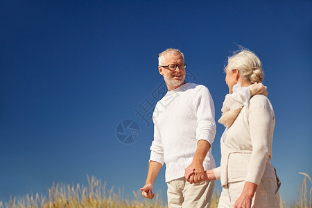 家庭,龄,浪漫,休闲人的快乐的老夫妇牵手户外交谈蜜月高清图片素材
