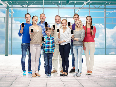 旅行,假期人的群快乐的人大家庭机场航站楼窗口天空背景上展示智能手机图片