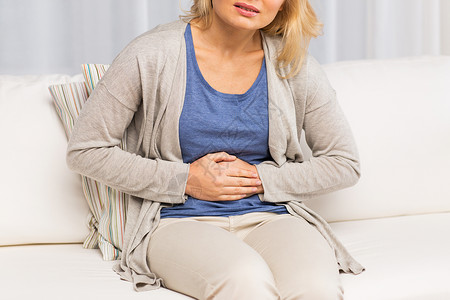 分泌失调人们,医疗保健问题密切关注幸的妇女家里胃痛背景
