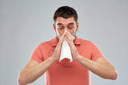人,医疗,鼻炎,感冒过敏病人用纸巾鼻子灰色背景图片